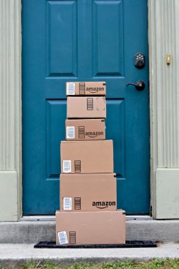 Amazon paketleri bir eve teslim