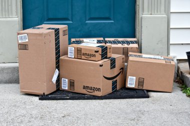Amazon paketleri bir eve teslim