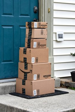 Amazon kutuları bir eve teslim