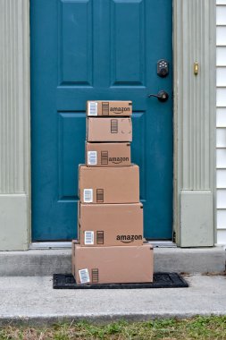 Amazon kutuları bir eve teslim