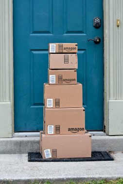 Amazon kutuları bir eve teslim