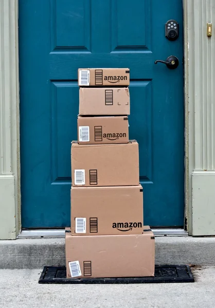 Paquetes Amazon entregados a un hogar — Foto de Stock