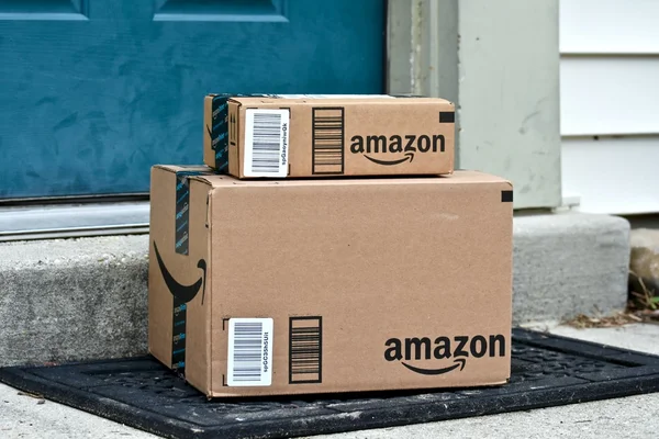 Paquetes Amazon entregados a un hogar — Foto de Stock