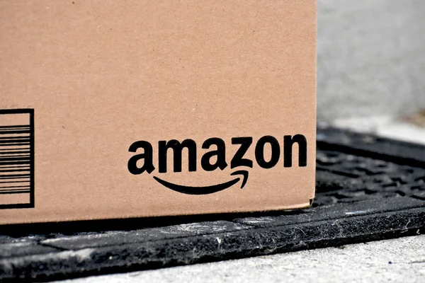 Paquetes Amazon entregados a un hogar — Foto de Stock