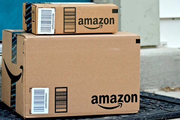 Paquetes Amazon entregados a un hogar — Foto de Stock