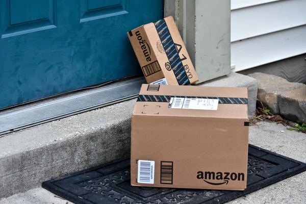 Paket Amazon dikirim ke rumah — Stok Foto