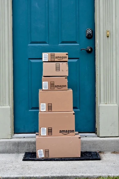 Paquetes Amazon entregados a un hogar — Foto de Stock