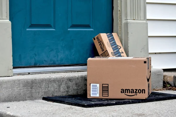 Paquetes Amazon entregados a un hogar — Foto de Stock