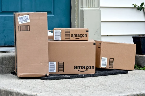 Cajas Amazon entregadas a una casa — Foto de Stock