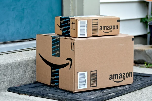 Amazon κουτιά παραδίδονται σε ένα σπίτι — Φωτογραφία Αρχείου