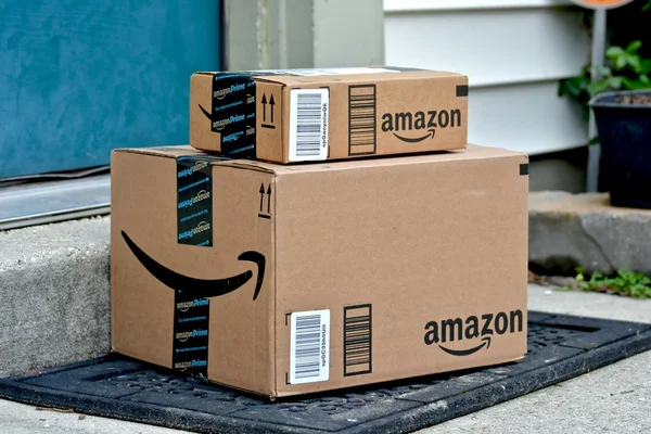 Cajas Amazon entregadas a una casa — Foto de Stock