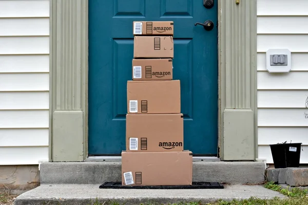 Amazon boîtes livrées à une maison — Photo