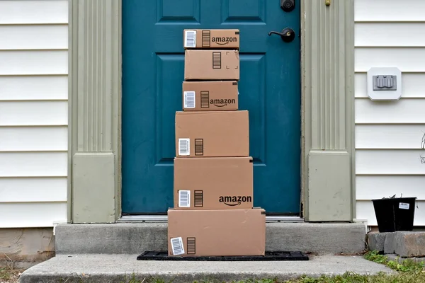 Caixas Amazon entregues a uma casa — Fotografia de Stock