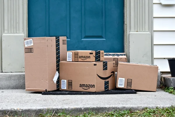 Amazon κουτιά παραδίδονται σε ένα σπίτι — Φωτογραφία Αρχείου