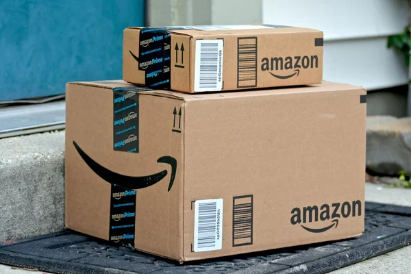 Cajas Amazon entregadas a una casa — Foto de Stock