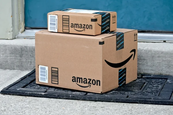 Amazon κουτιά παραδίδονται σε ένα σπίτι — Φωτογραφία Αρχείου