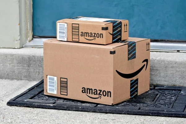Caixas Amazon entregues a uma casa — Fotografia de Stock