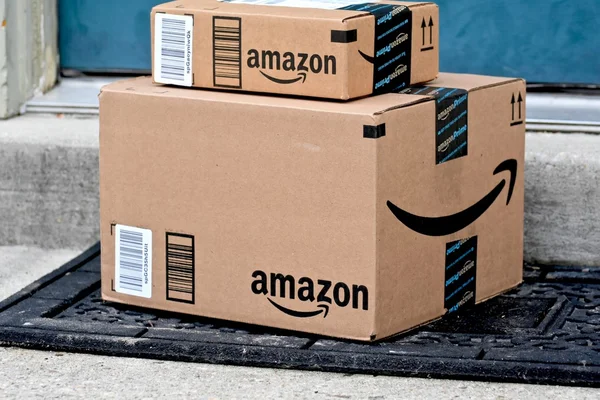 Cajas Amazon entregadas a una casa — Foto de Stock