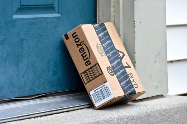 Cajas Amazon entregadas a una casa — Foto de Stock