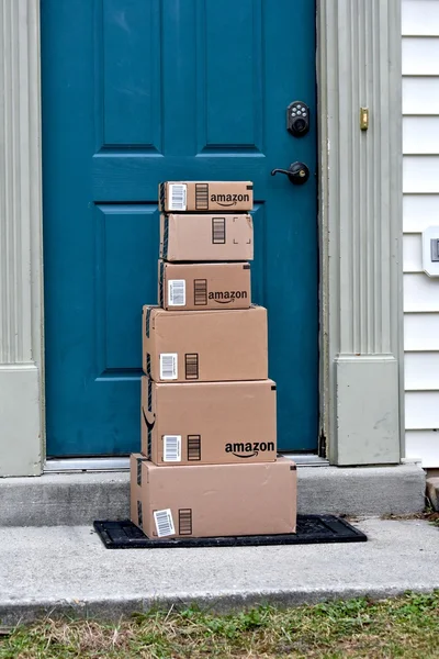 Cajas Amazon entregadas a una casa — Foto de Stock