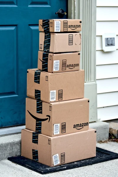 Amazon κουτιά παραδίδονται σε ένα σπίτι — Φωτογραφία Αρχείου