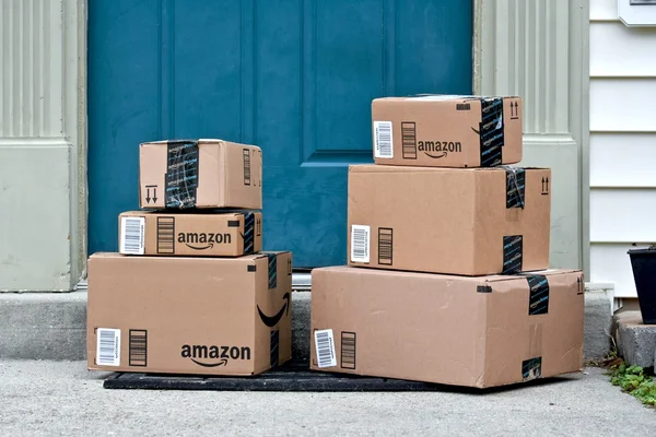 Amazon κουτιά παραδίδονται σε ένα σπίτι — Φωτογραφία Αρχείου