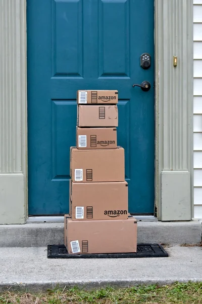 Amazon cajas entregadas a un hogar — Foto de Stock