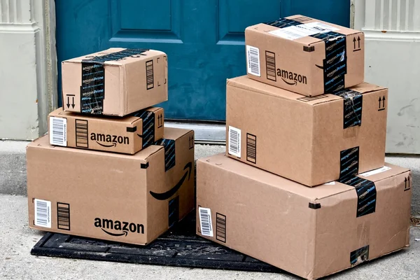 Amazon κουτιά παραδίδονται σε ένα σπίτι — Φωτογραφία Αρχείου