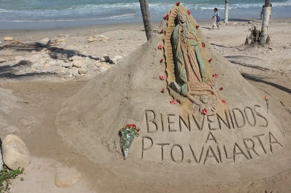 Sand sculpture on beach — Stock Photo, Image