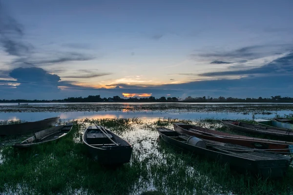 Creek akşam demirleyen tekneleri