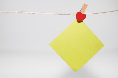 Kağıt kartları giysileri ile iğne küçük kalpler ile bağlı.