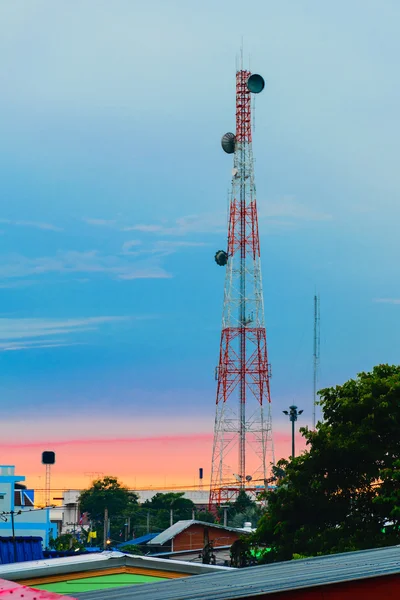 Paisaje de El transmisor de teléfono con hermosa tropical — Foto de Stock