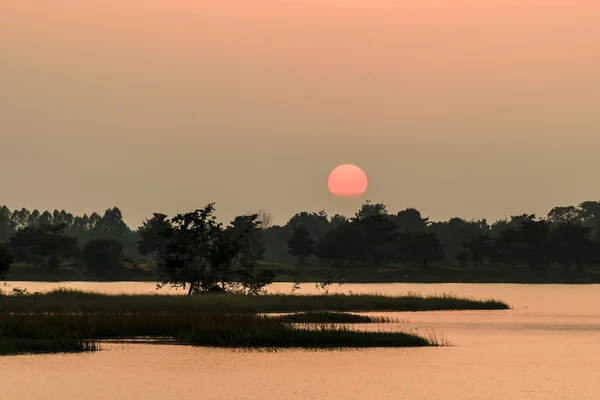 Pôr do sol sobre lago — Fotografia de Stock