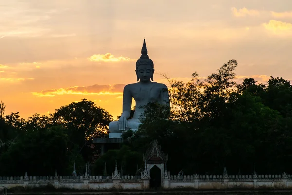 Silhouette Buddha, Sunset bakgrund Royaltyfria Stockbilder