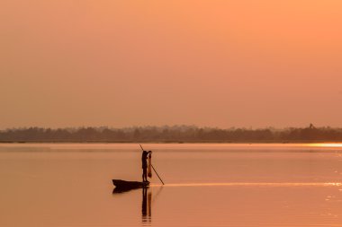Balıkçılar bir nehirde balık tutma.