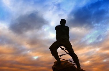 Gün batımını Yaylası girişindeki nitelikli anıt