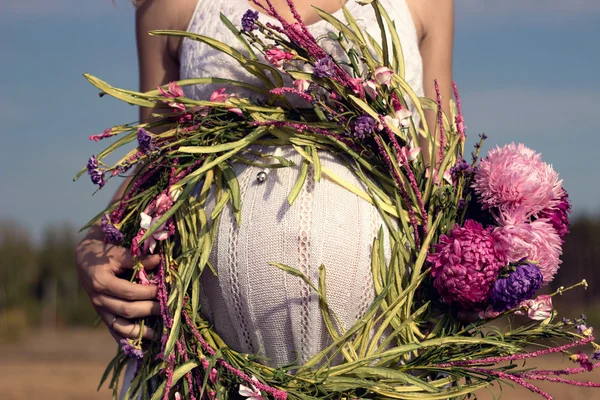 Zwangere vrouw en natuur — Stockfoto