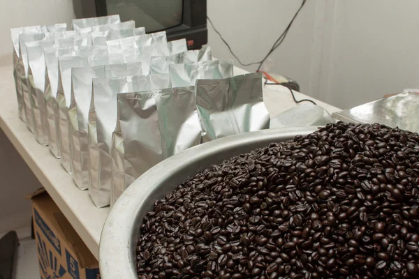 Kávébab kész a csomagolás — Stock Fotó
