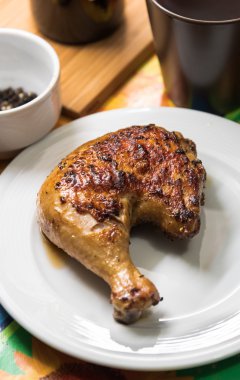 Lezzetli kızarmış tavuk uyluk bir plaka üzerinde