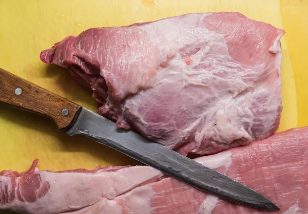 Frisches rohes Schweinefleisch an Bord — Stockfoto