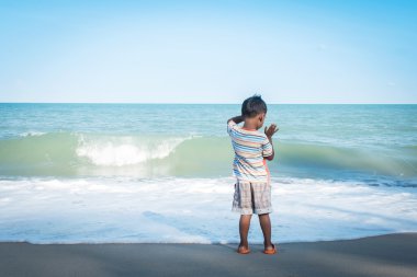 küçük çocuk stanging seyir deniz, siyah ve beyaz sesi arkası