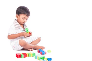 küçük Asyalı çocuk oyun Bina Tuğla