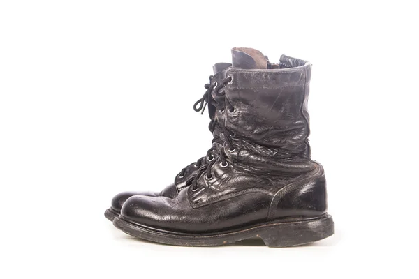 Viejas botas de combate negras sobre fondo blanco —  Fotos de Stock