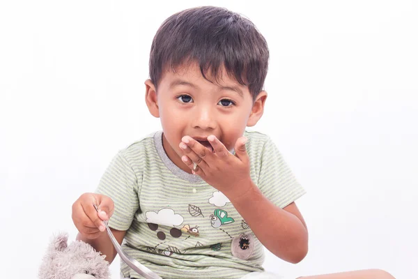 Sevimli küçük çocuk tatlılar, odak parmak yemek yerken parmak yalama — Stok fotoğraf
