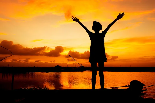 Aranyos lány Játssz folyó naplemente háttér — Stock Fotó