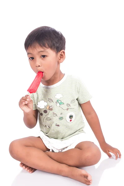 Schattige kleine jongen eatting ijs — Stockfoto