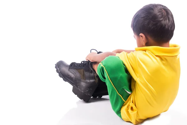 Pequeno menino tente vestindo grande sapato, foco sapato — Fotografia de Stock