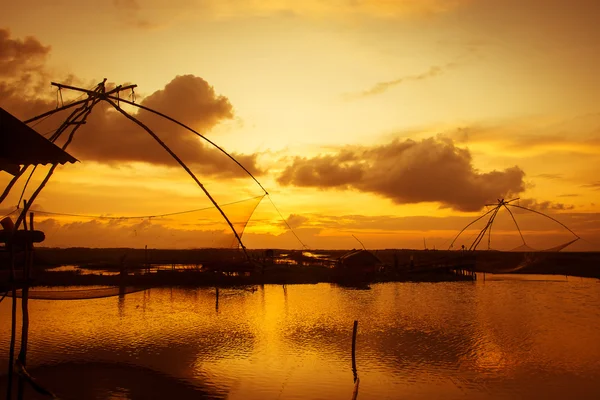 Pêche au filet Thaïlande à Thale Noi, Phatthalung Coucher de soleil Backgrou — Photo