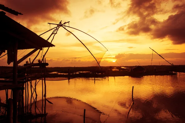 Net Fishing Thailand in Thale Noi, Phatthalung Sunset Backgrou — стоковое фото