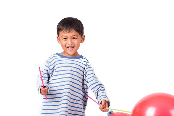 Šťastný roztomilý malý chlapec hrát s červeným balónkem — Stock fotografie